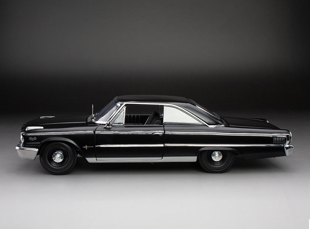 1:18 1963 Ford Galaxie 500/XL Hardtop - Semi Gloss Black - Sunstar