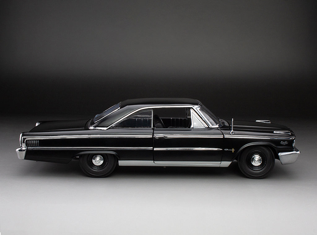 1:18 1963 Ford Galaxie 500/XL Hardtop - Semi Gloss Black - Sunstar
