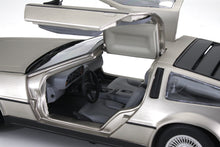 Load image into Gallery viewer, 1:18 1981 De Lorean DMC 12 Coupe
