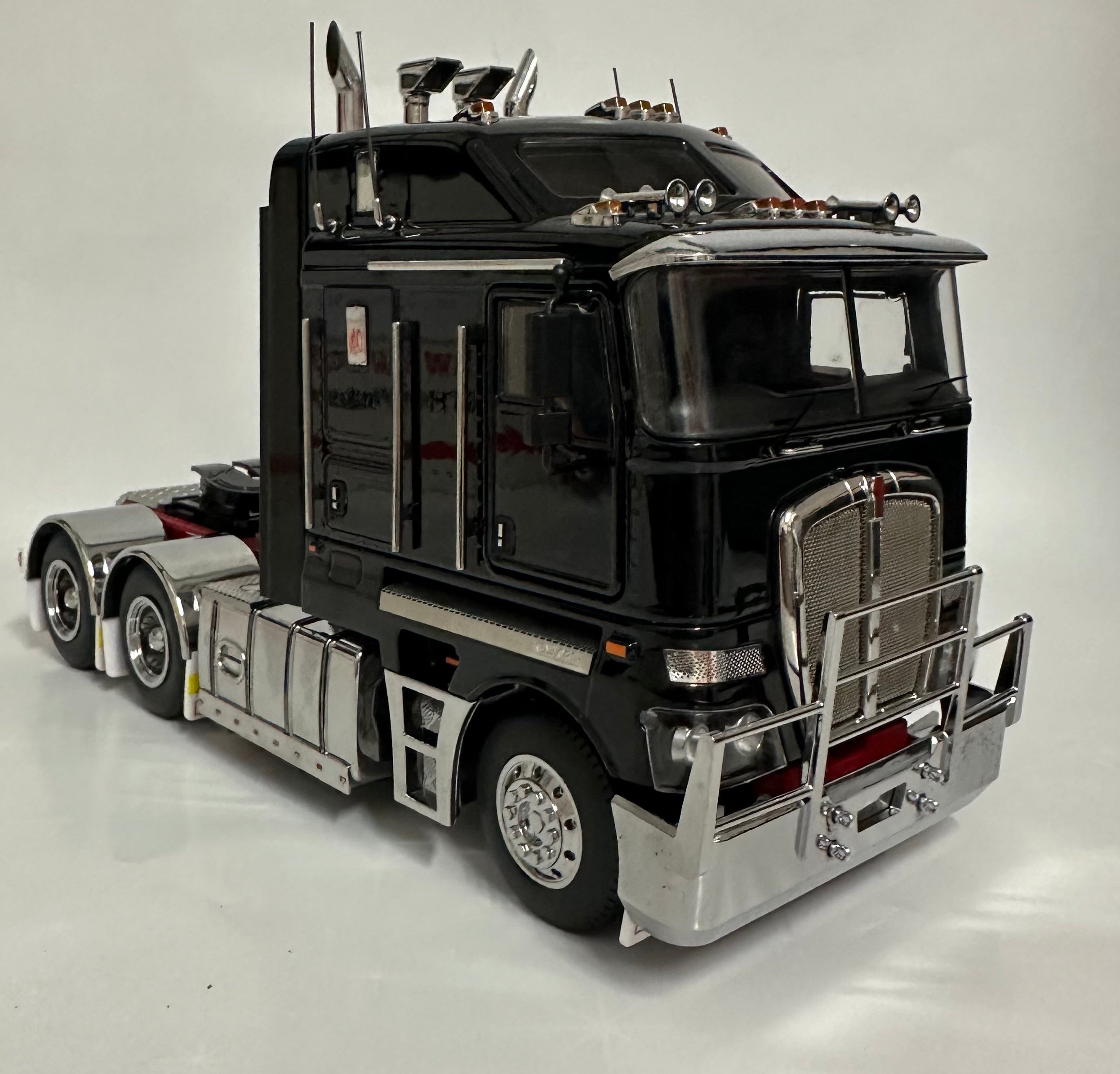 1:32 Kenworth K200 Prime Mover (Knight Black) – Exclusive