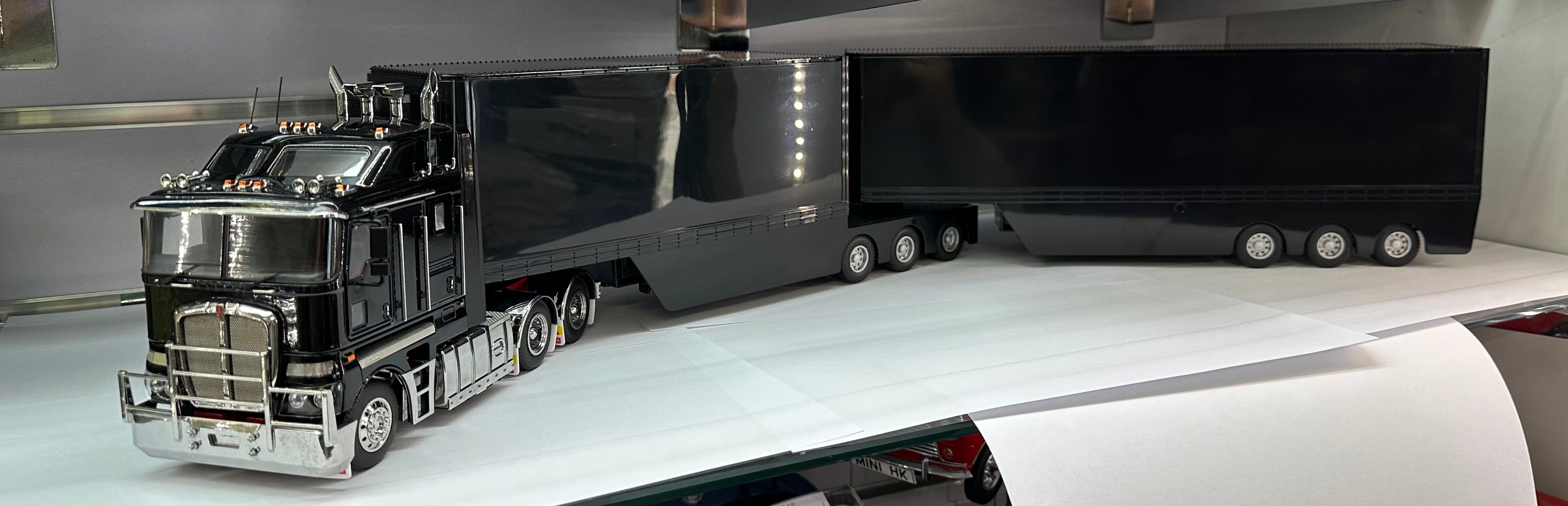 1:32 Kenworth K200 + A & B Trailers (Black) – Exclusive