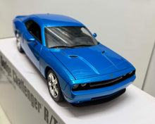 Load image into Gallery viewer, 1:18 2010 Dodge Challenger R/T - Blue
