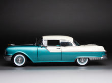 Load image into Gallery viewer, 1:18 1955 Pontiac Star Chief Hard Top – Mist White / Valley Green
