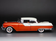 Load image into Gallery viewer, 1:18 1955 Pontiac Star Chief Hard Top – White Mist / Fire Gold
