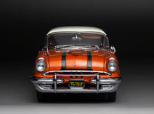 Load image into Gallery viewer, 1:18 1955 Pontiac Star Chief Hard Top – White Mist / Fire Gold
