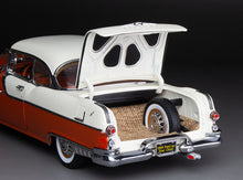 Load image into Gallery viewer, 1:18 1955 Pontiac Star Chief Hard Top – White Mist / Fire Gold
