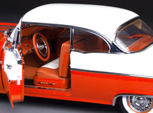 Load image into Gallery viewer, 1:18 1955 Pontiac Star Chief Hard Top – White Mist / Fire Gold
