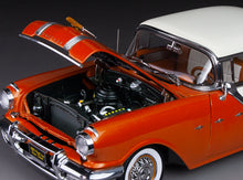 Load image into Gallery viewer, 1:18 1955 Pontiac Star Chief Hard Top – White Mist / Fire Gold
