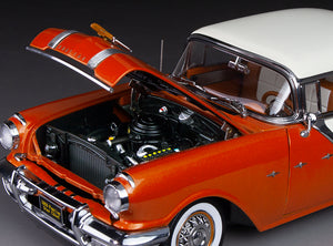 1:18 1955 Pontiac Star Chief Hard Top – White Mist / Fire Gold