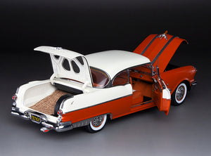 1:18 1955 Pontiac Star Chief Hard Top – White Mist / Fire Gold