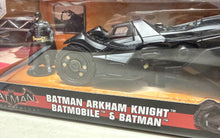 Load image into Gallery viewer, 1:24 Jada - Batman Arkham Knight - Batmobile &amp; Batman
