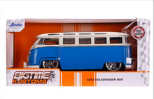 Load image into Gallery viewer, 1:24 BigTime Kustoms - 1962 Volkswagen Bus - Blue
