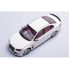 Load image into Gallery viewer, 1:18 HSV W427 2008 Heron White - Diecast Model
